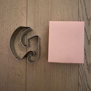 Glossier G logo cookie cutter for baking cookies